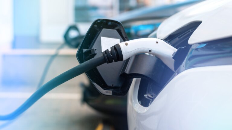 L’essor des voitures électriques et le défi des bornes rechargeables