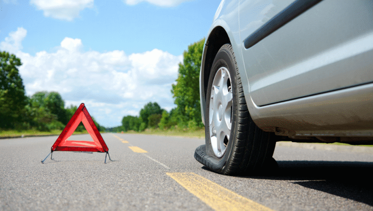 Crevaison en pleine route : que faire sans roue de secours ?