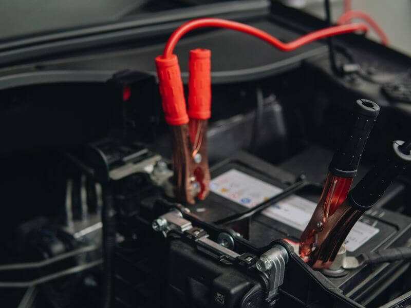 Câbles de démarrage branchés sur une batterie de voiture