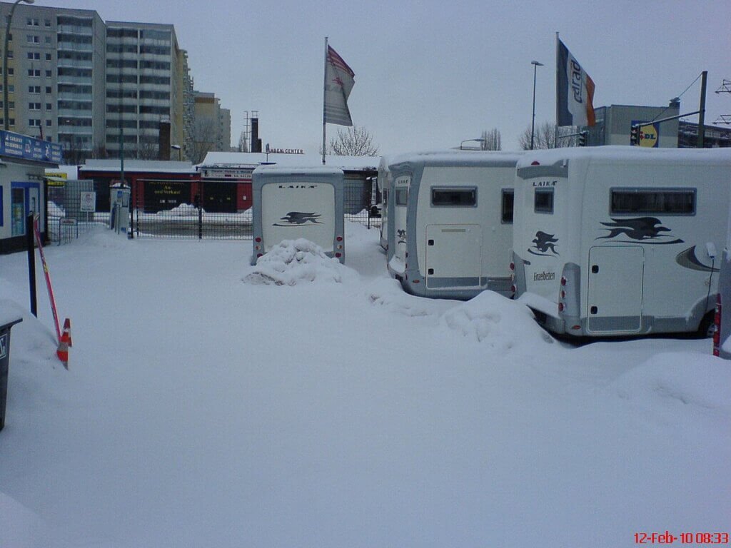 Camping-cars stationnés sous la neige