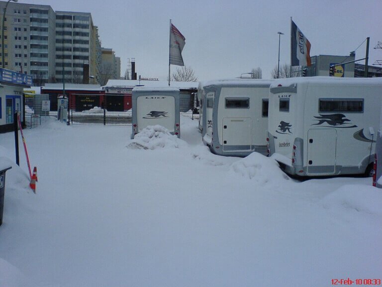 Camping-cars stationnés sous la neige