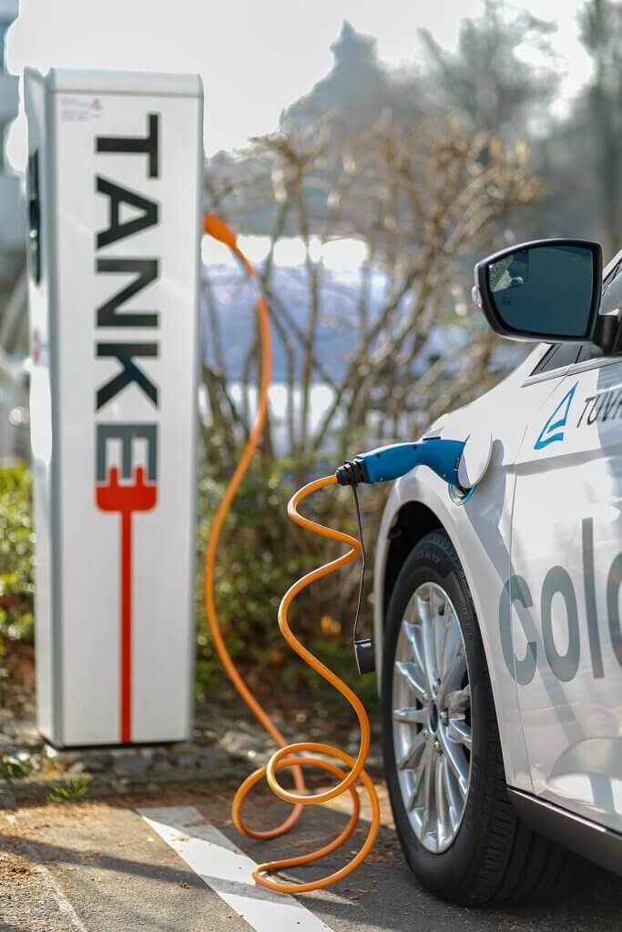 Voiture électrique en charge sur une borne